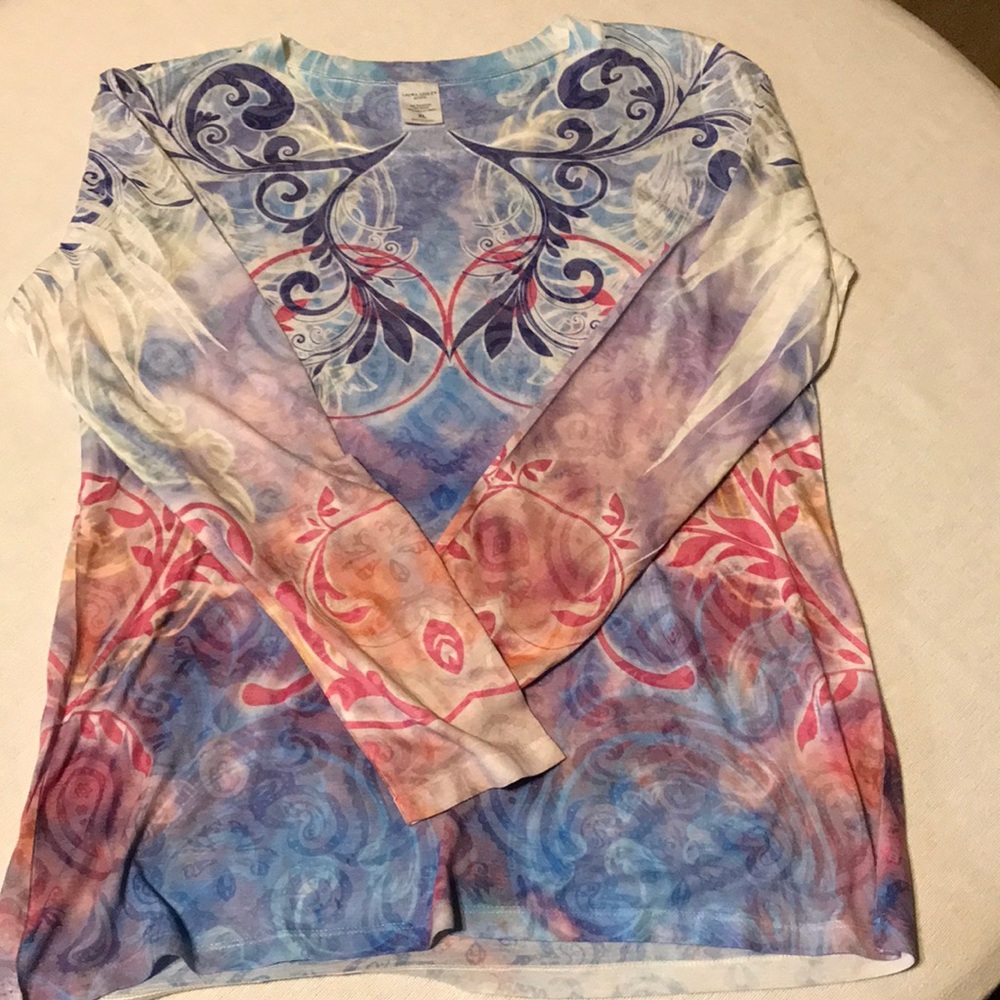 EUC women’s multi color t-shirt